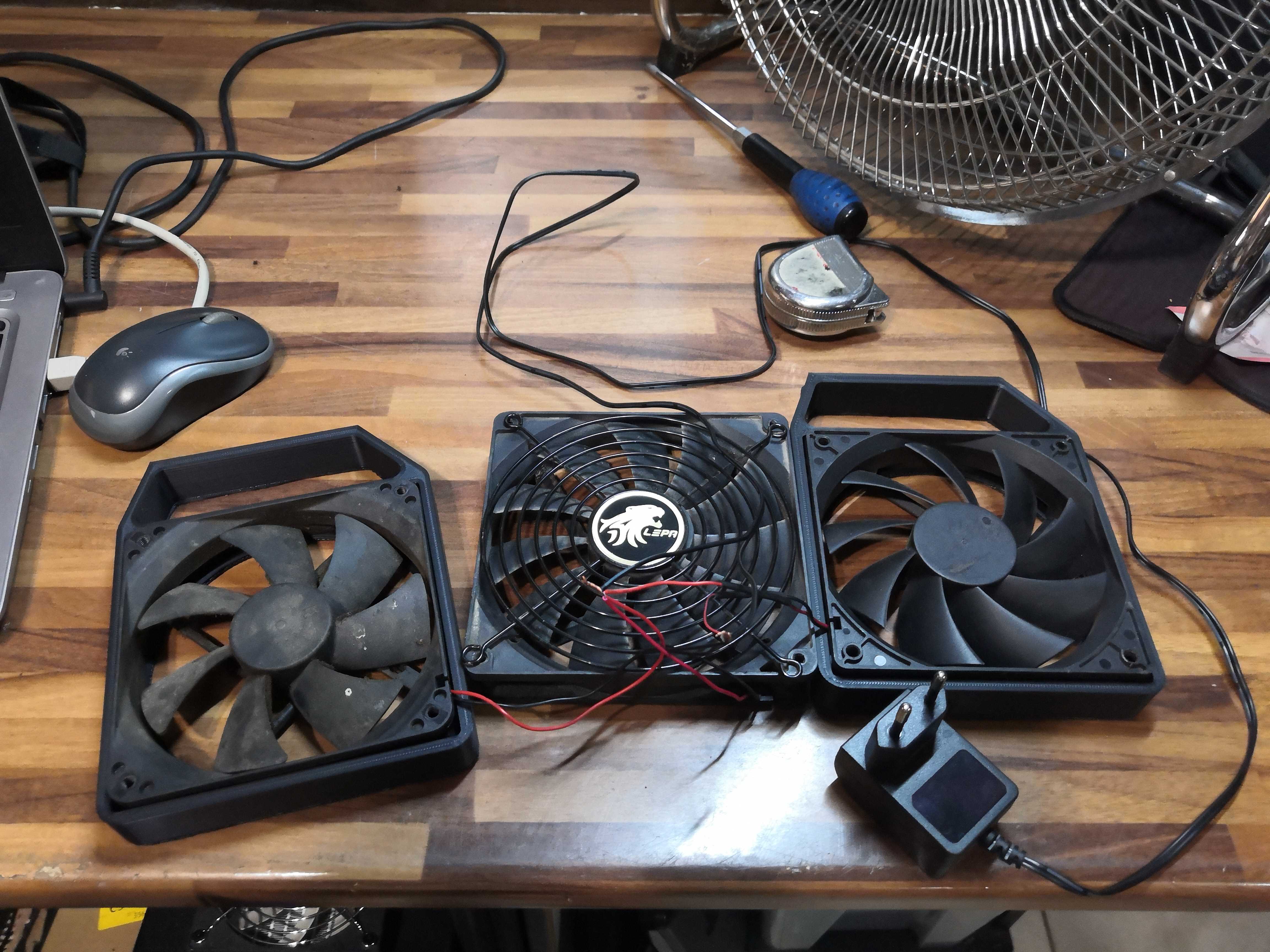 Inventaire de départ : trois ventilateurs récupérés, un bloc d&rsquo;alimentation et le fer à souder