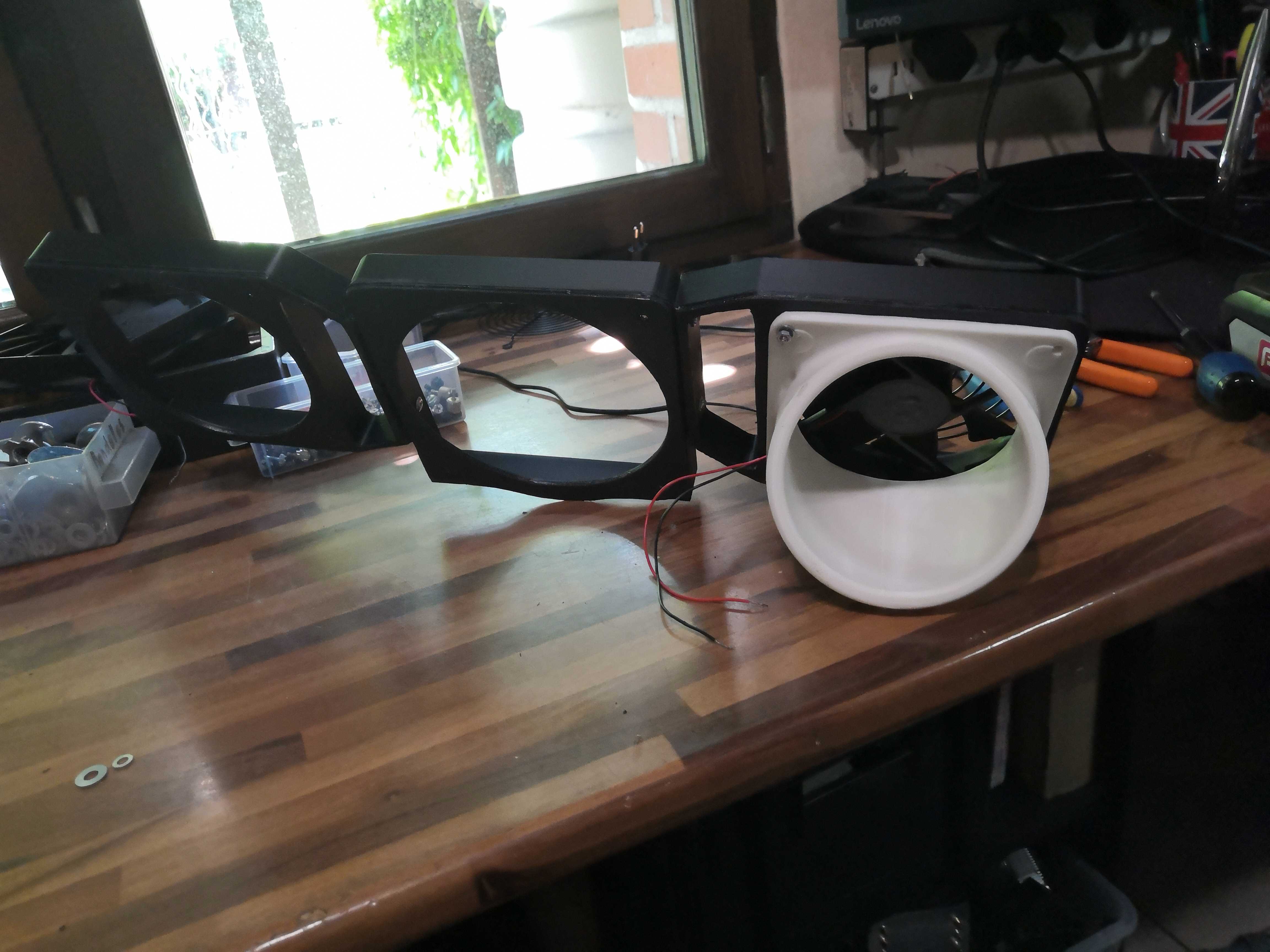Vue de profil : tuyère blanche montée sur l&rsquo;ensemble support + ventilateur
