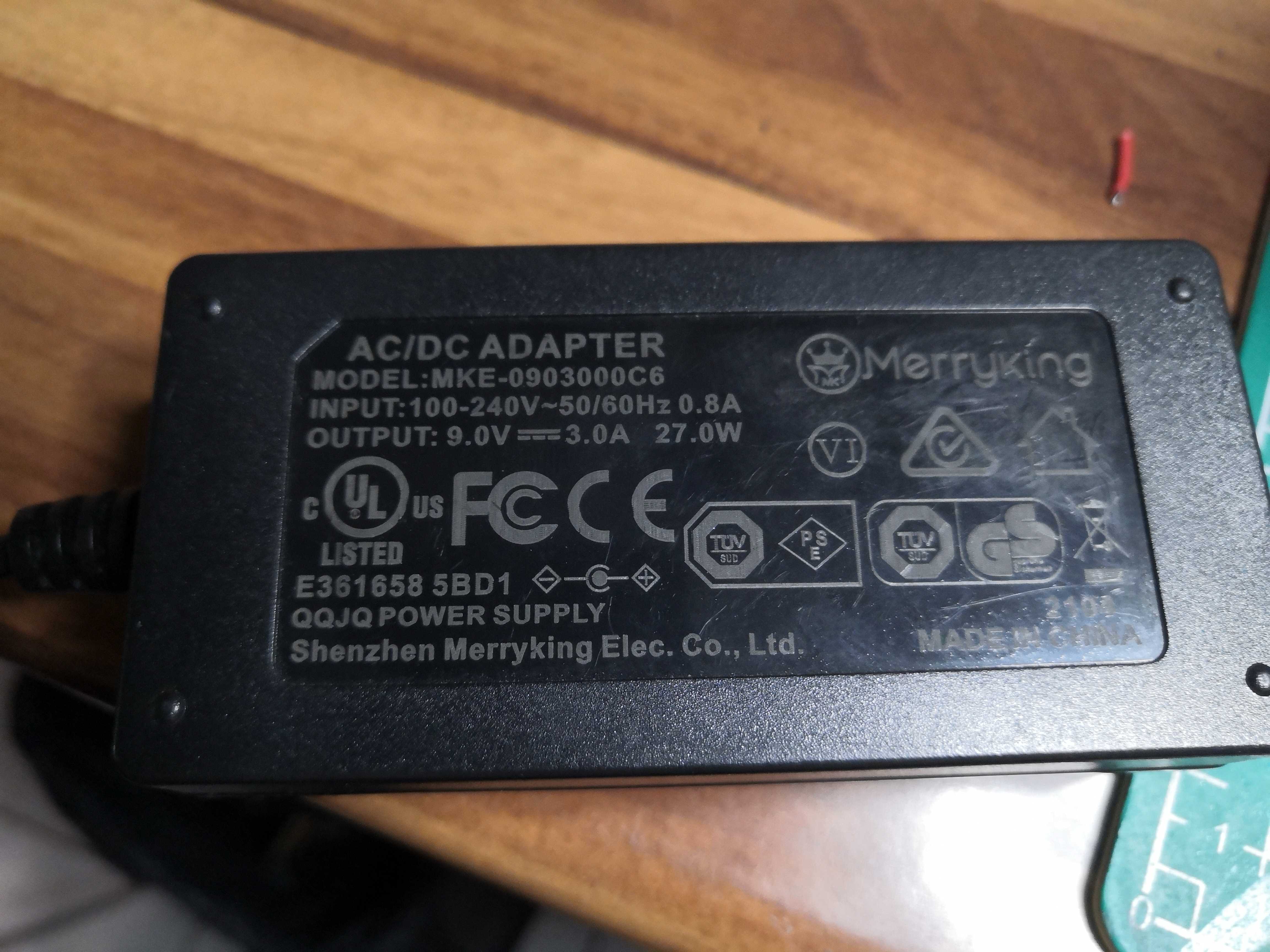 L&rsquo;étiquette du bloc 9 V : Merryking MKE-0903000C6, sortie 9,0 V / 3,0 A / 27 W