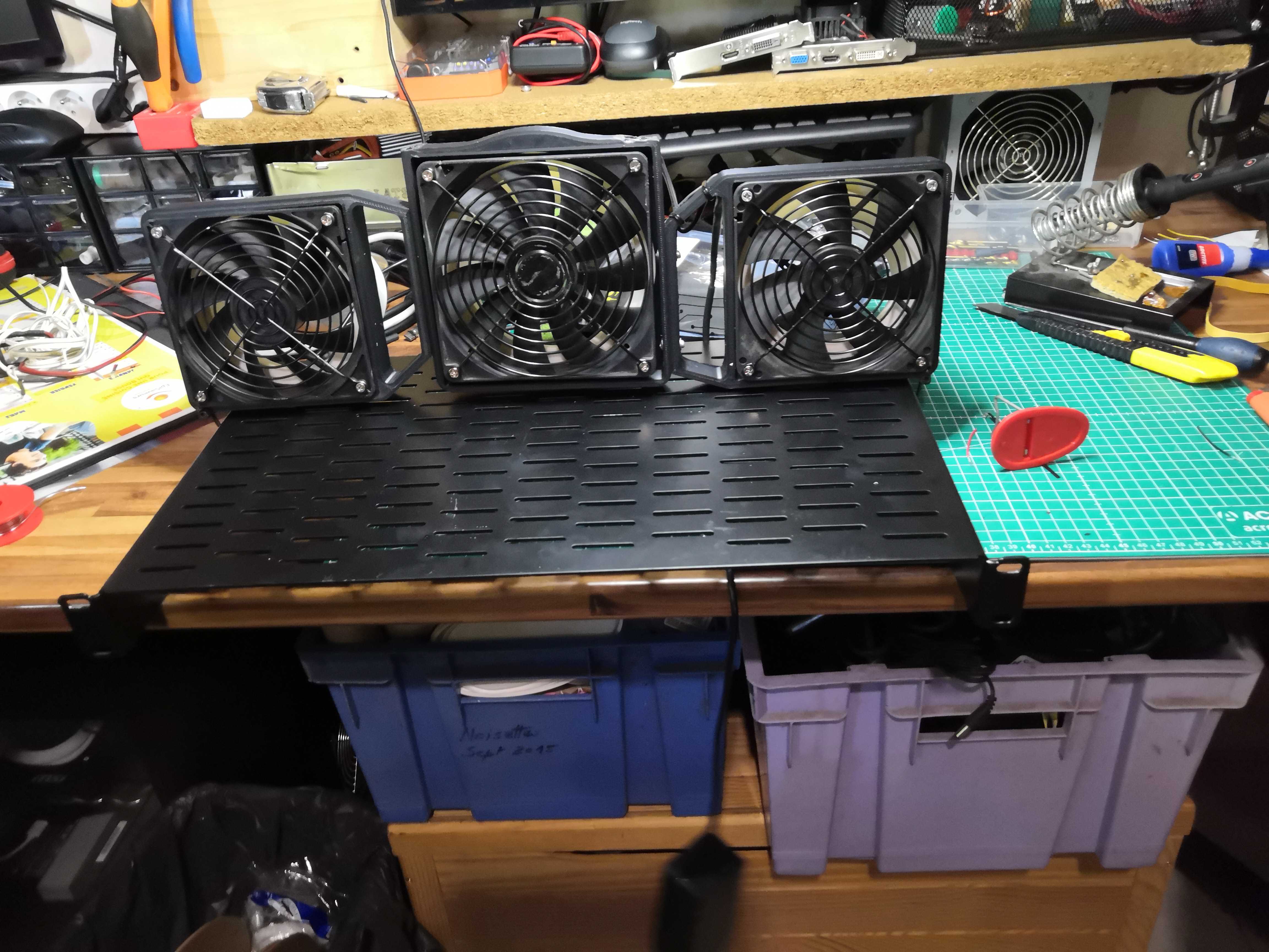 Test de fixation des trois ventilateurs sur une étagère de baie