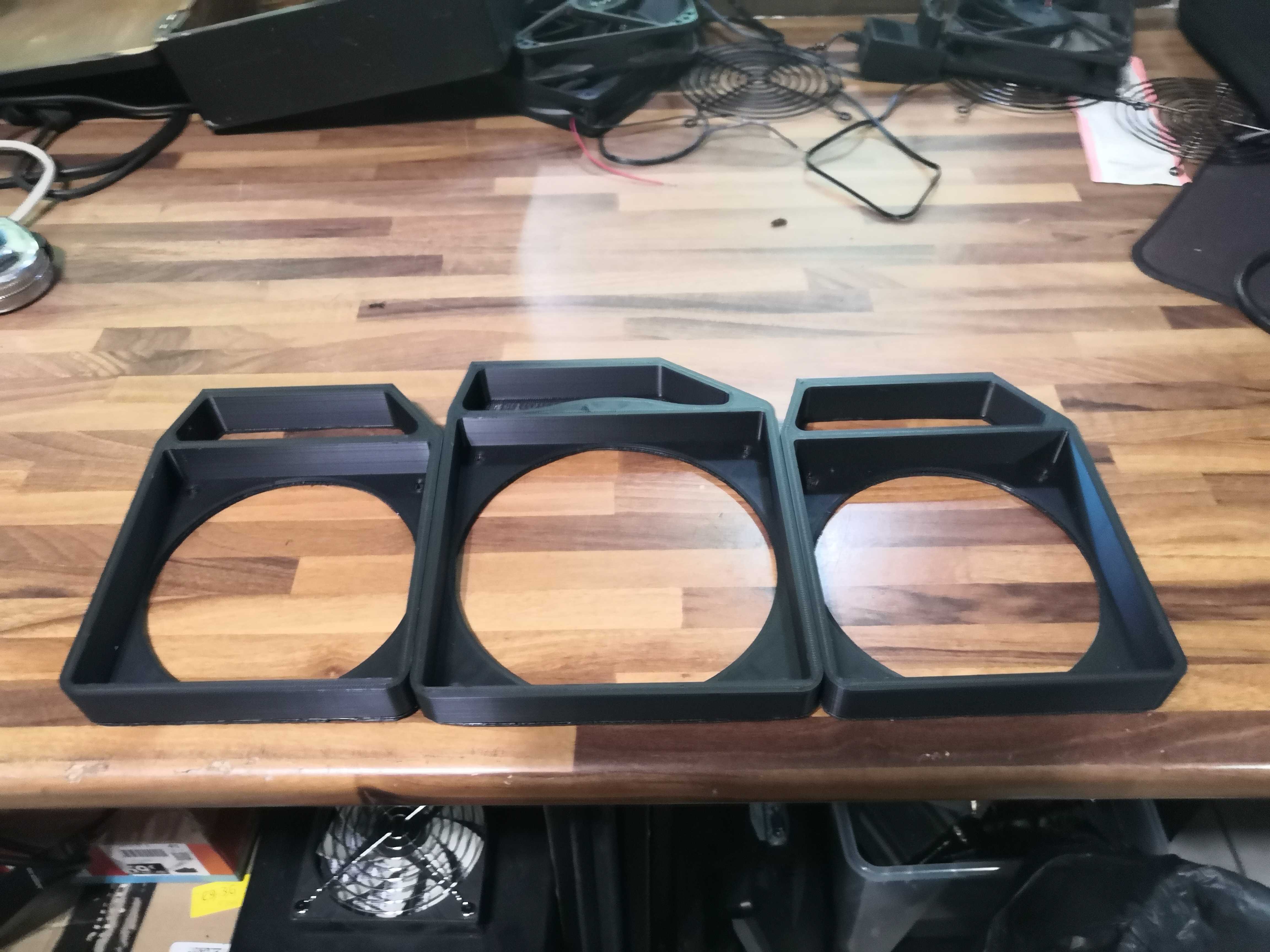 Les trois supports : deux 120 mm et le 140 mm, plus large, au centre