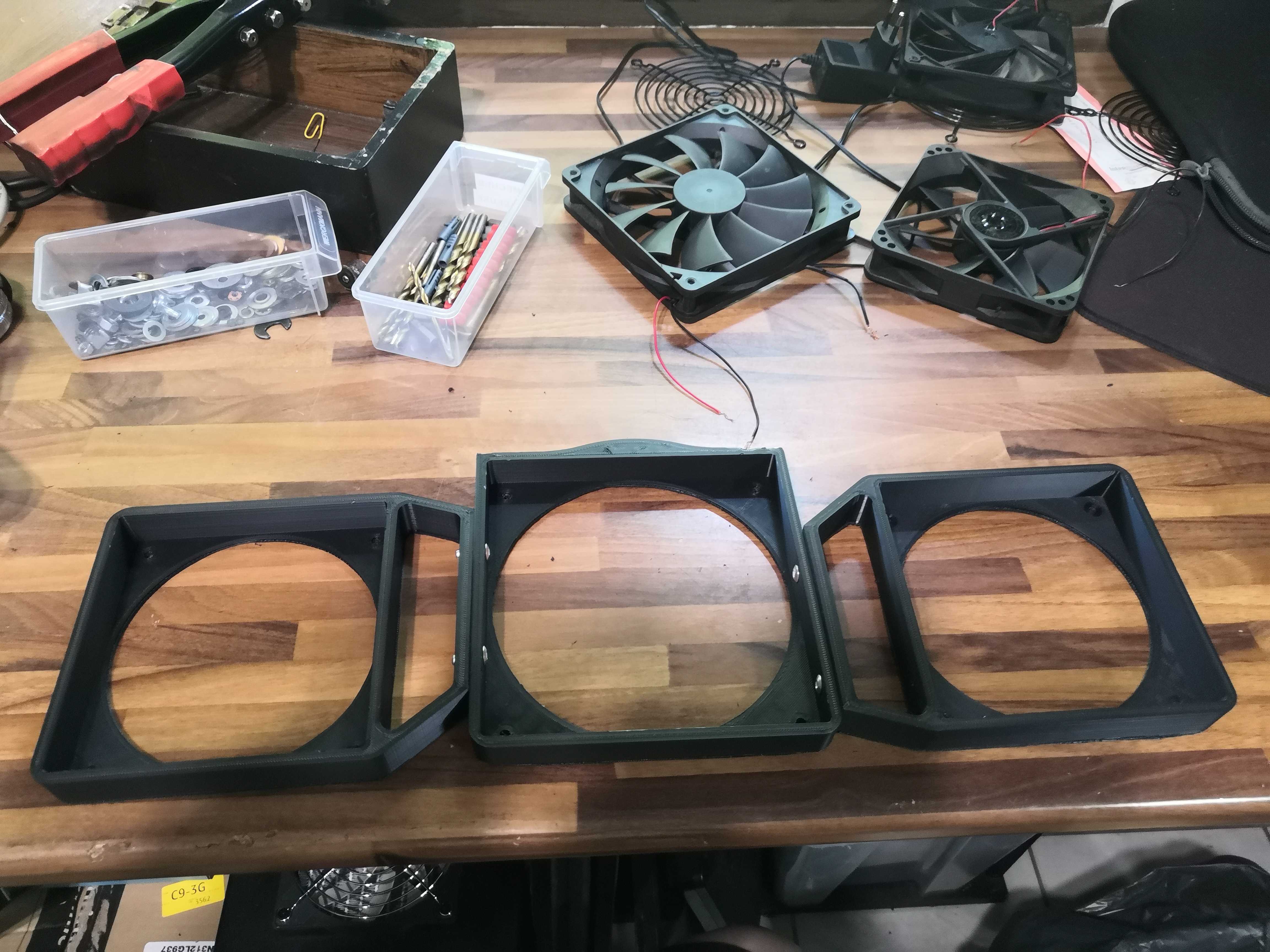 Supports, ventilateurs et boîtes de visserie prêts pour l&rsquo;assemblage