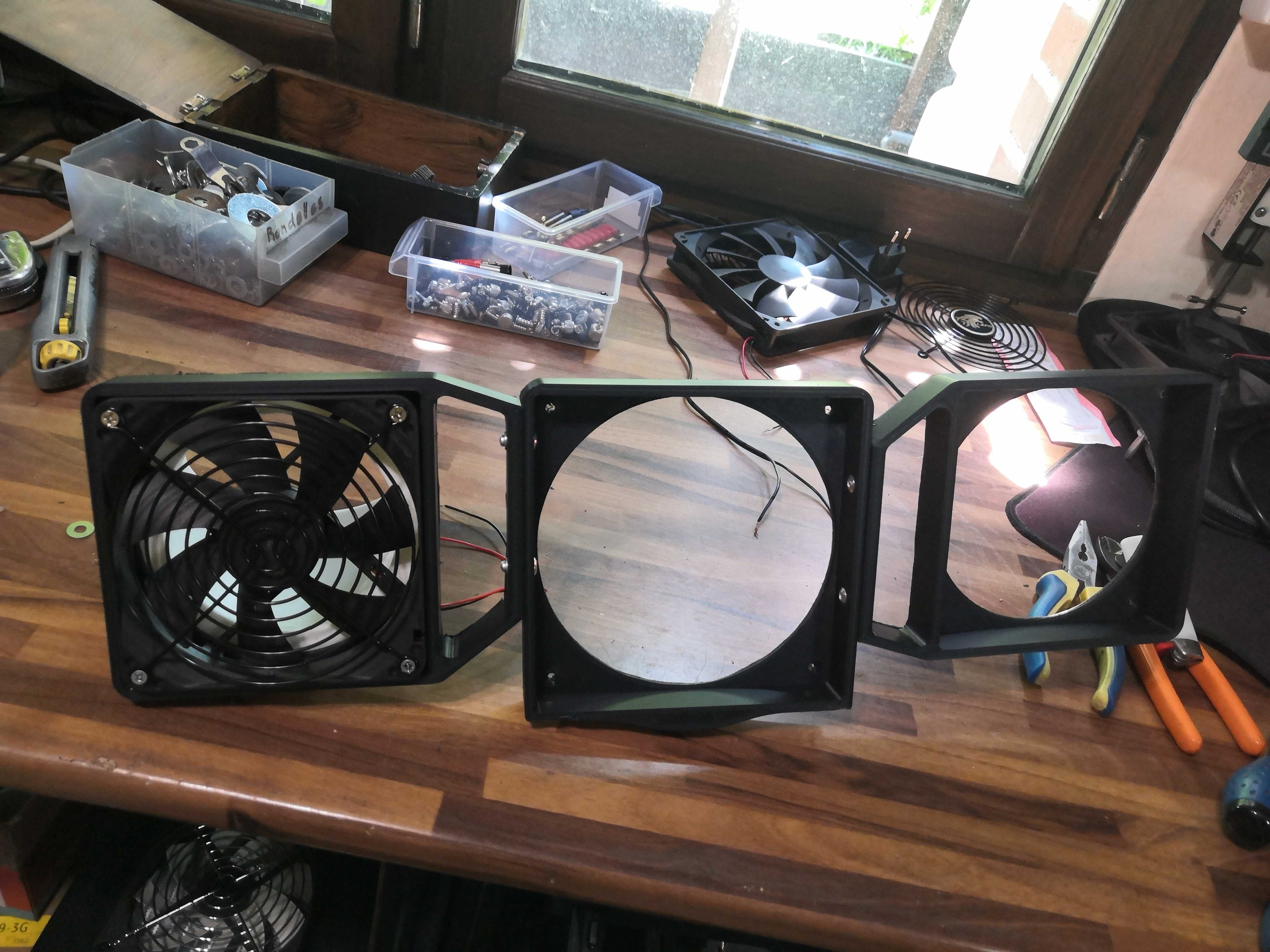 Un premier ventilateur (avec sa grille) monté dans son support