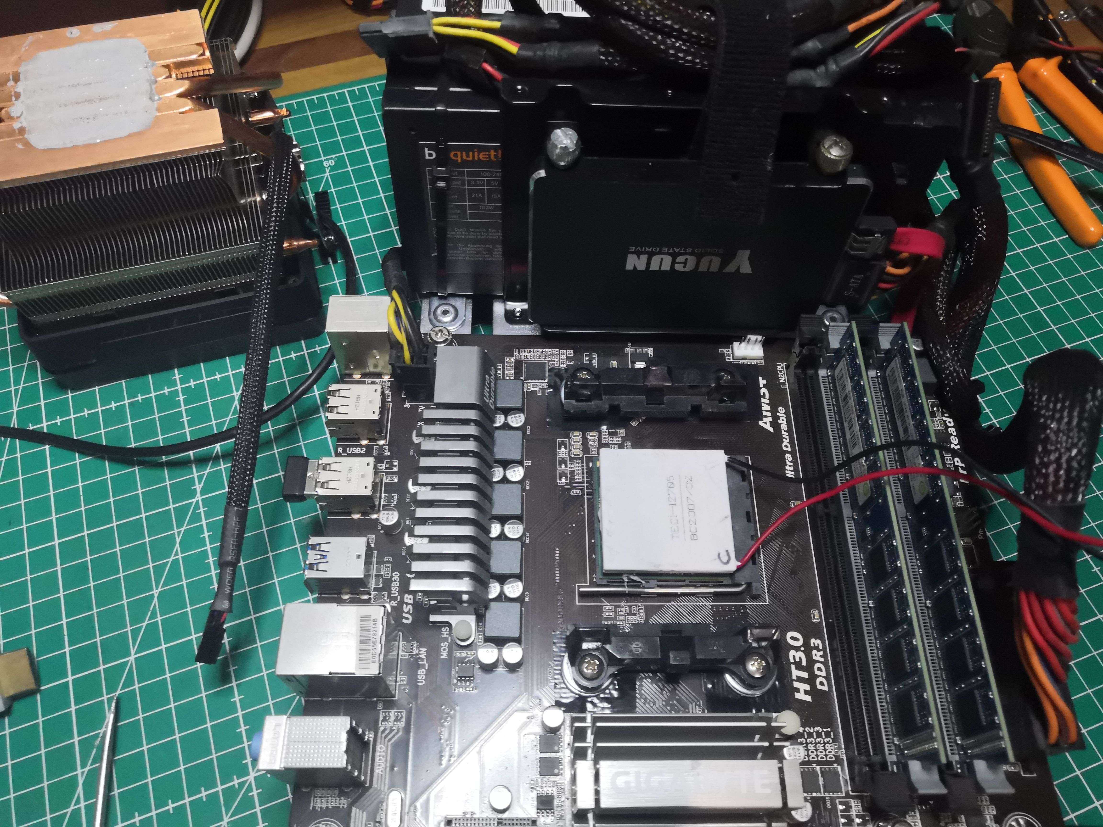 La cellule Peltier posée sur l&rsquo;IHS du FX-6300, face froide vers le bas