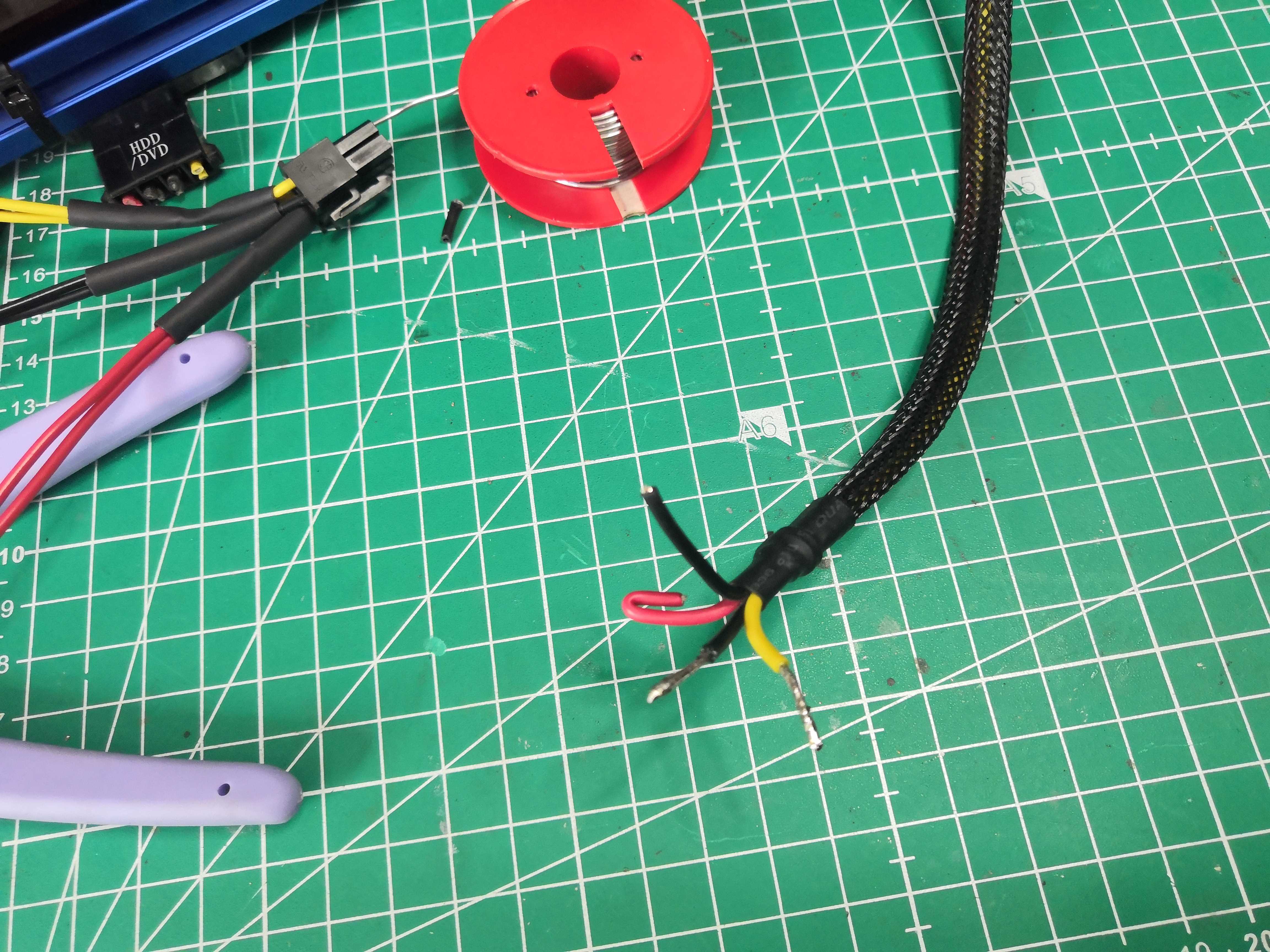 Jonction en cours — soudure propre sur le connecteur 6 pin