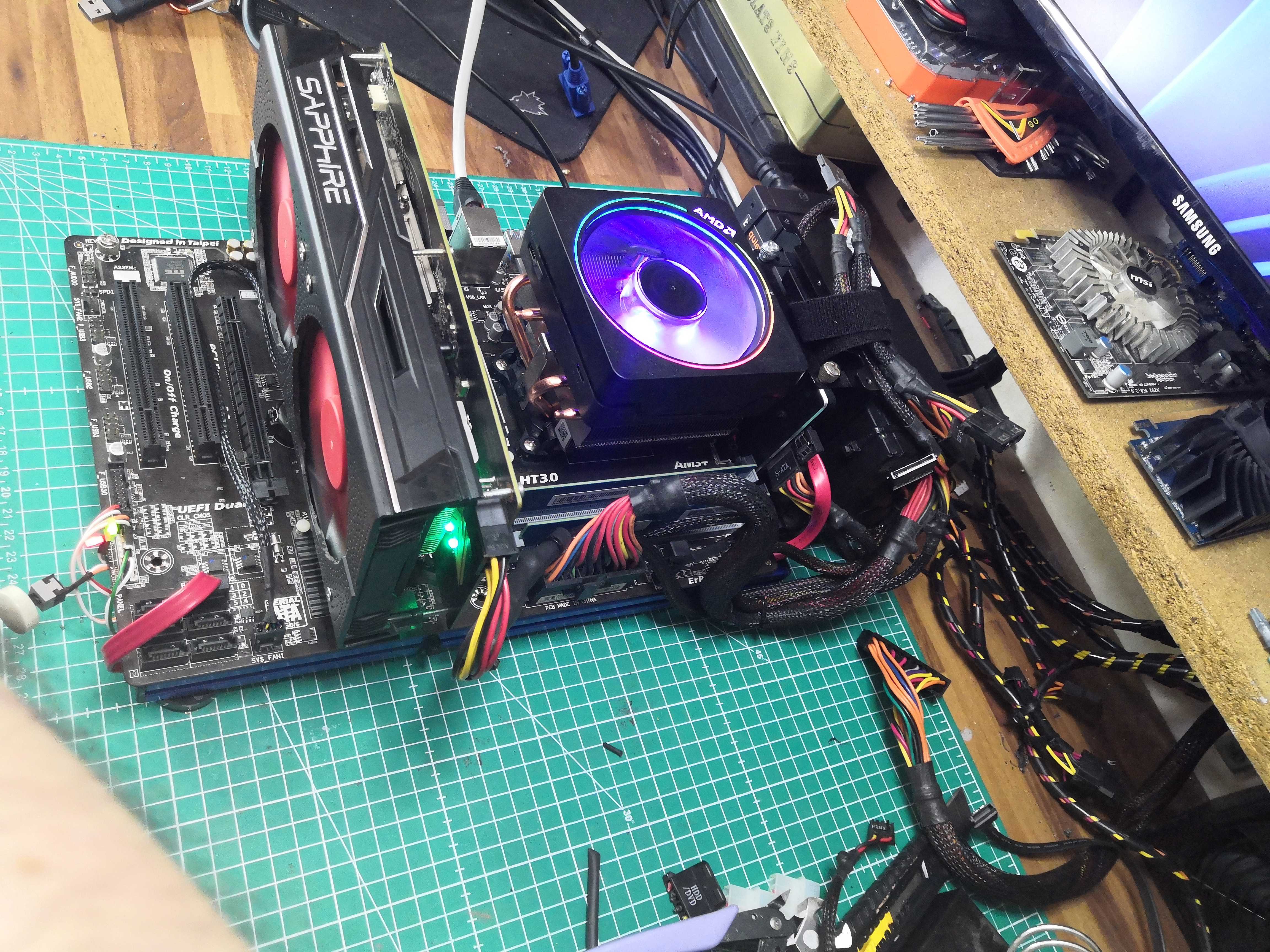 Banc de test — Sapphire NITRO RX 460 OC alimentée et opérationnelle