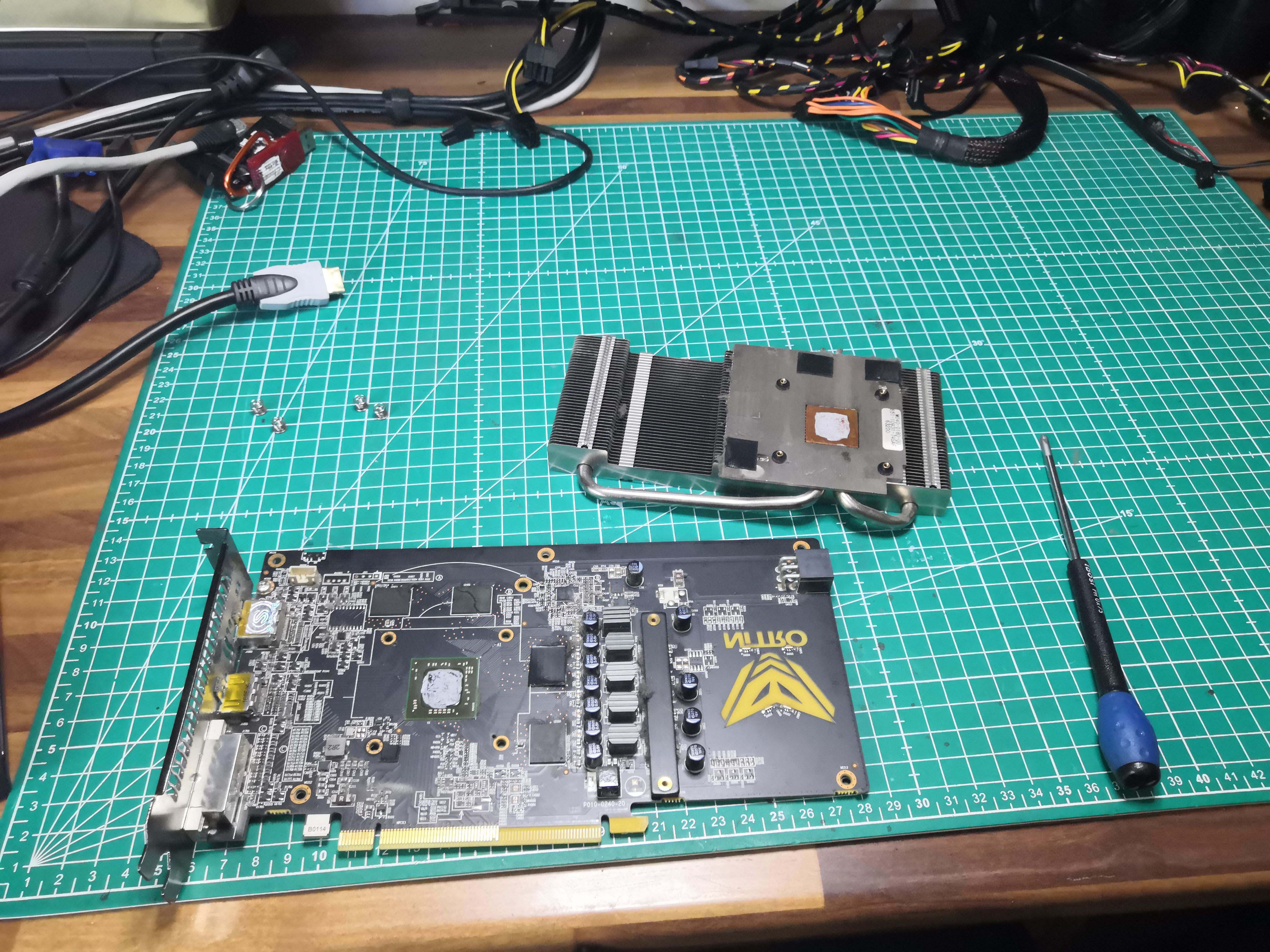 PCB nu séparé du heatsink, gros plan sur le die Polaris 11