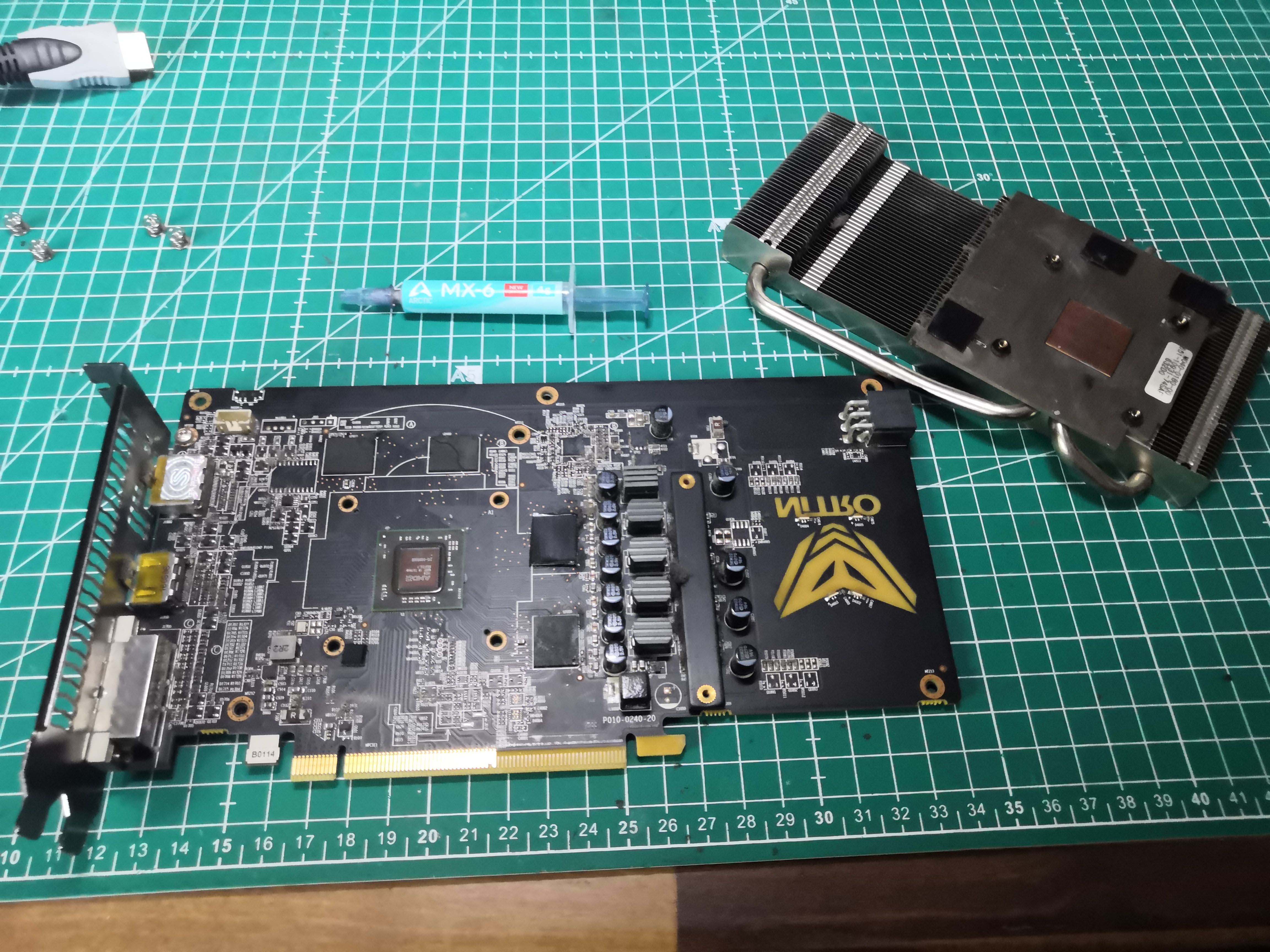 PCB propre avec tube de pâte Arctic MX-6