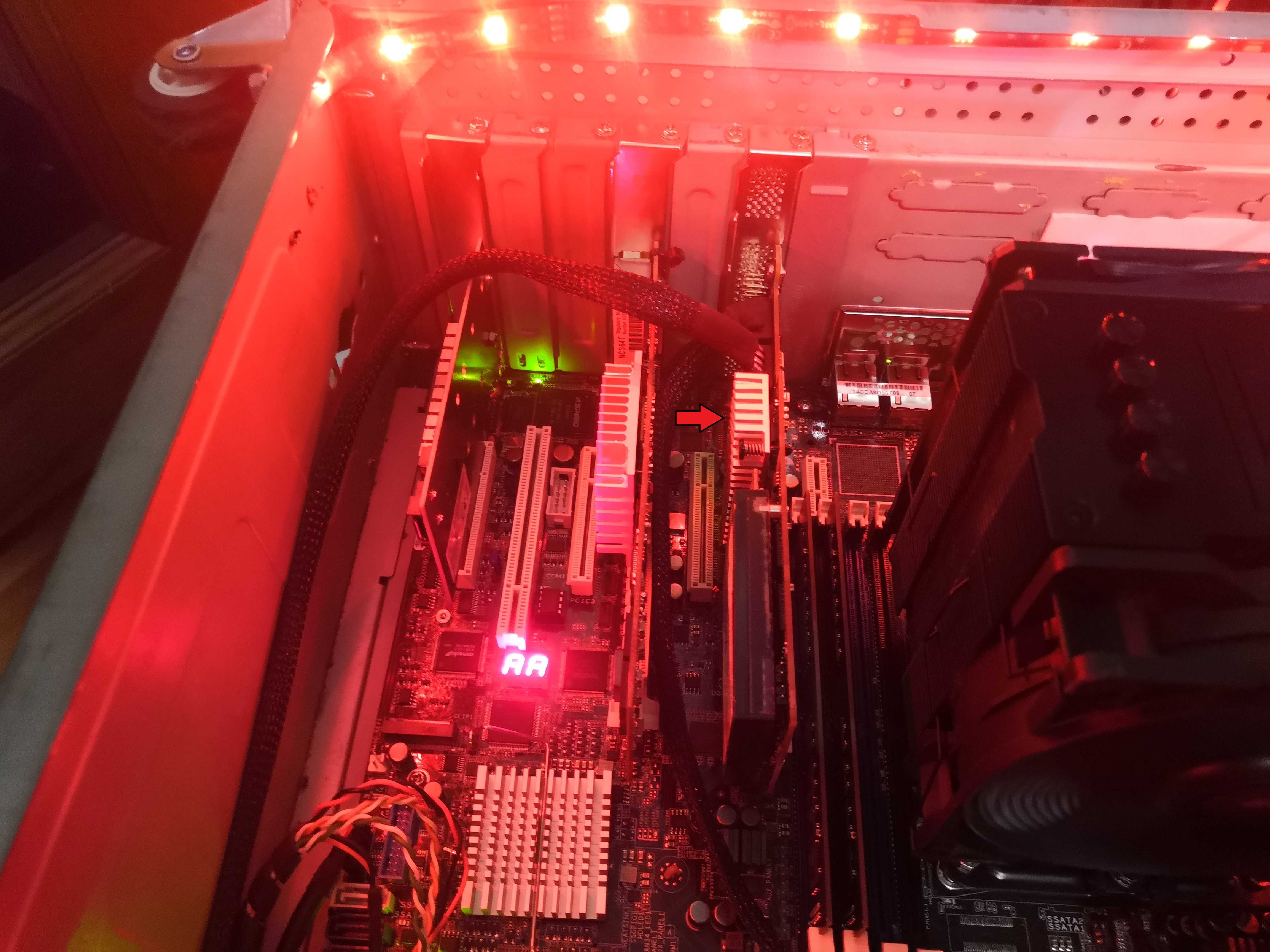 Vue PCIe - flèche rouge pointant vers le radiateur du contrôleur ServeRAID M5015