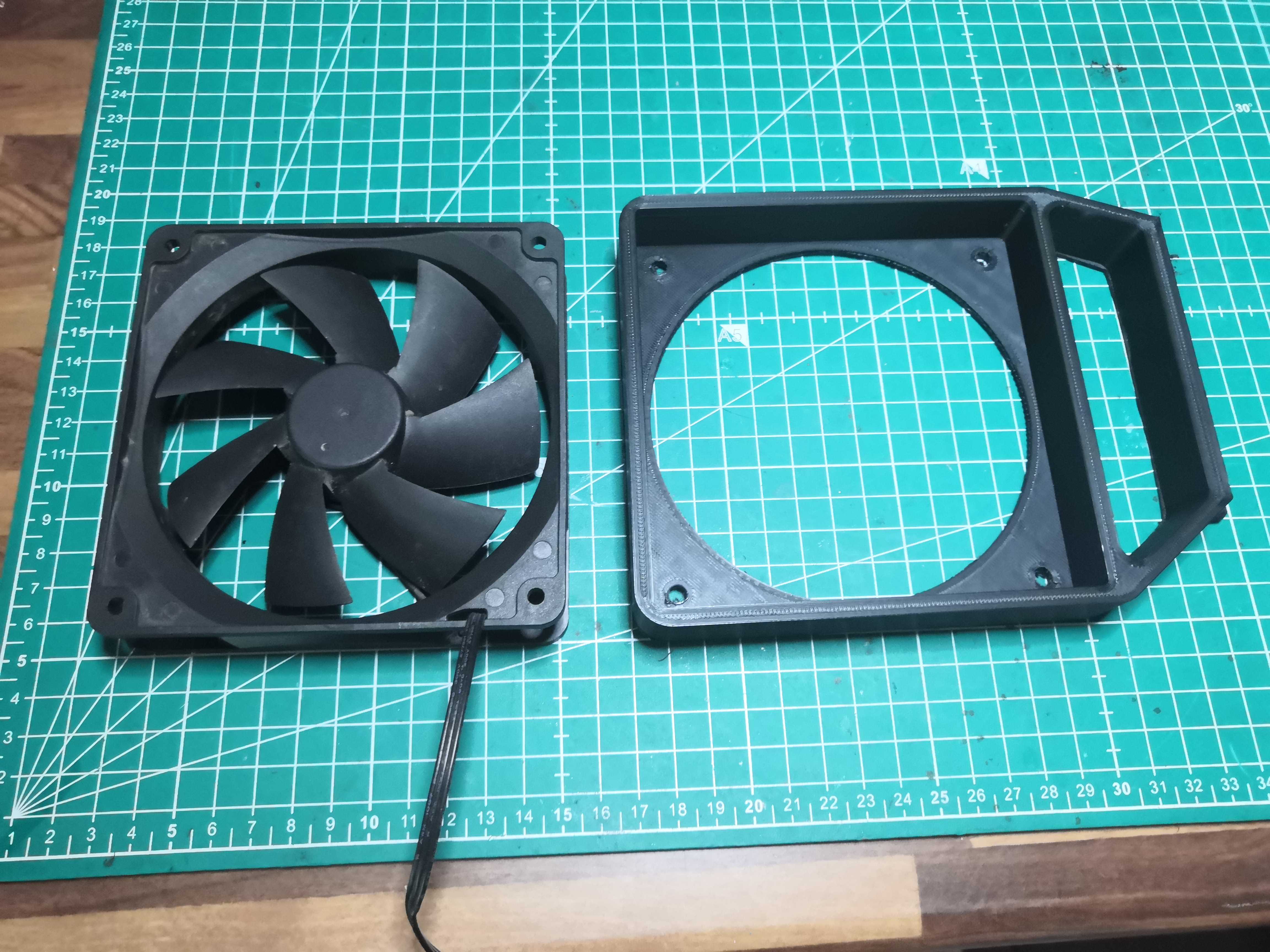 Ventilateur 120mm et bracket côte à côte sur tapis de découpe