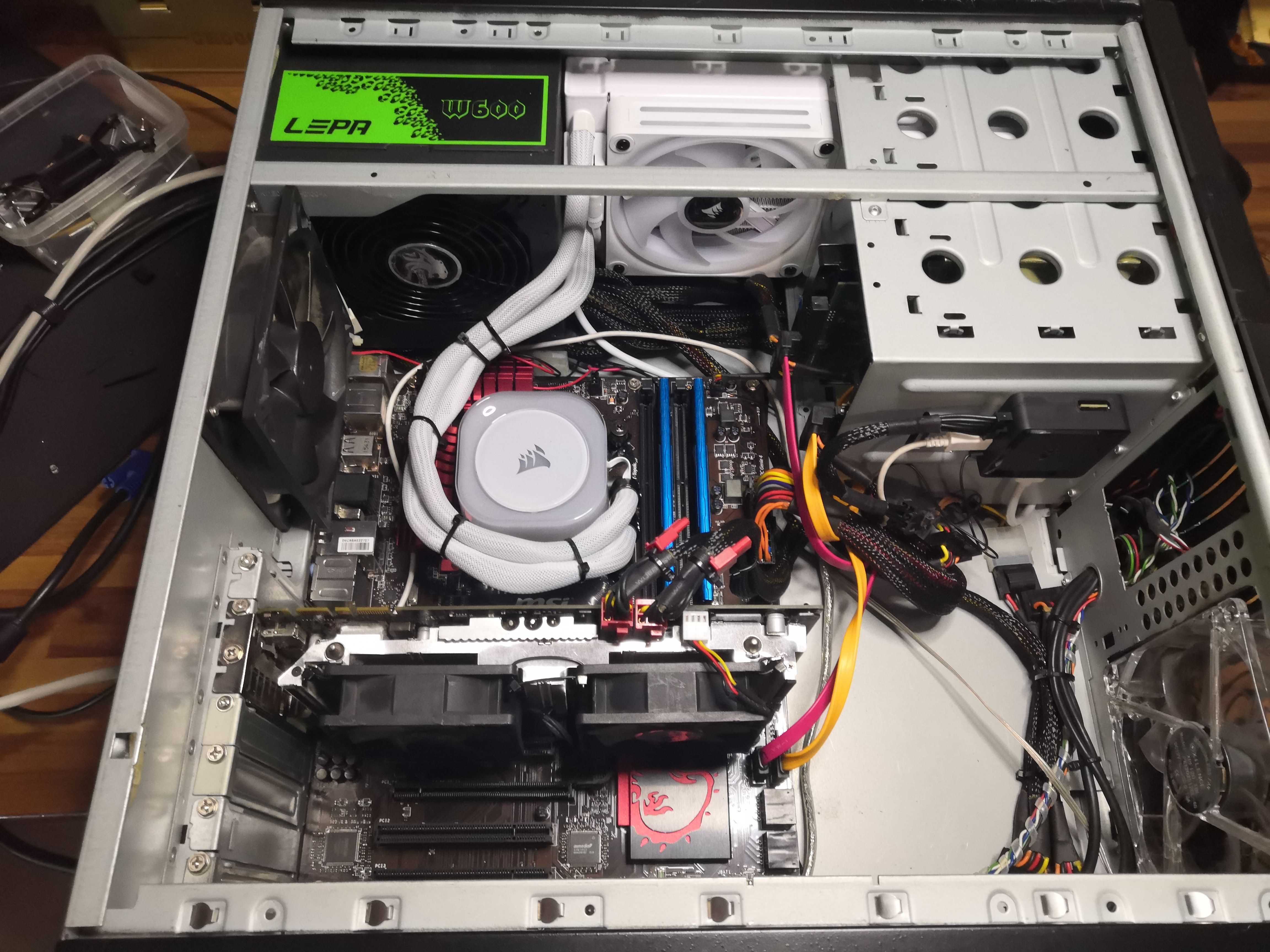 Vue intérieure finale – H100i en place, pompe sur CPU, câblage assumé